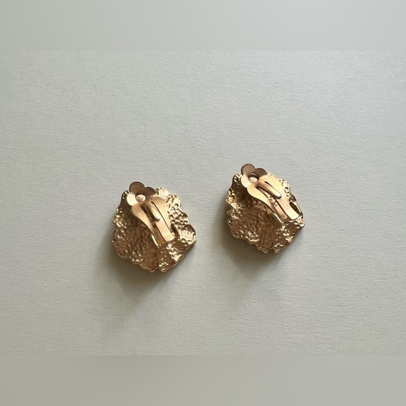 Antique Flower Shape Clip Earrings - Picture 3 of 3